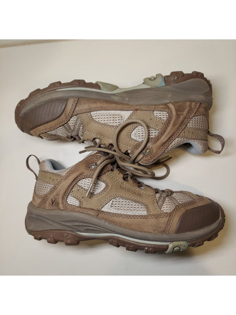 Vasque hiking shoe womens 7.5 tan leather Vibram soles trail outdoor gorpcore